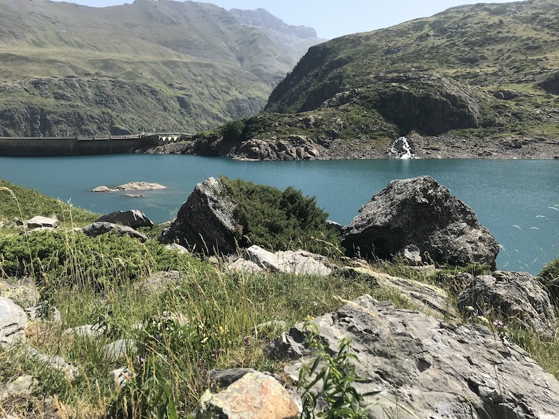 Lac des Gloriettes en Barrage des Gloriettes Rondom het meer
